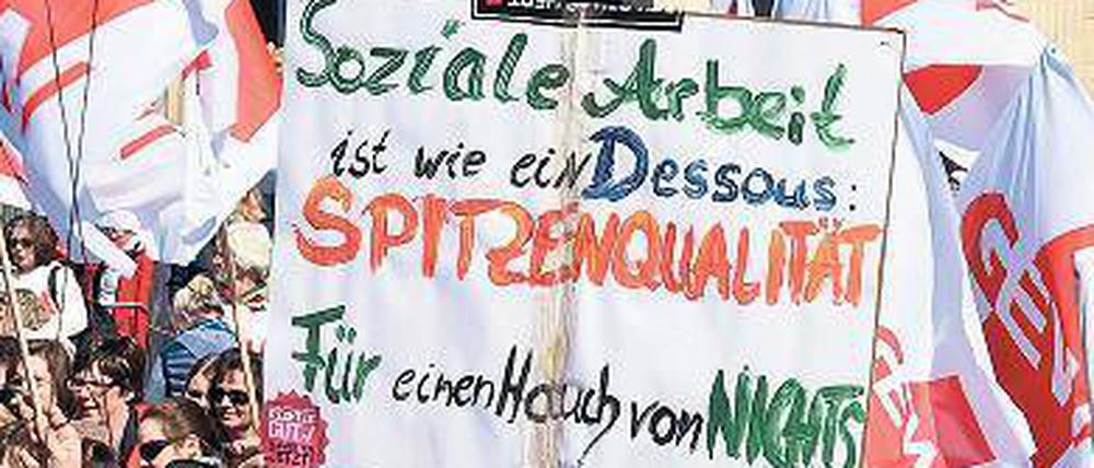 Wut und Witz. Strenge Gewerkschaftsfahnen und selbst gemalte Plakate, das ist der Look des modernen Arbeitskampfs.