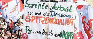 Wut und Witz. Strenge Gewerkschaftsfahnen und selbst gemalte Plakate, das ist der Look des modernen Arbeitskampfs.