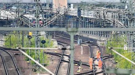 Entspanntes Arbeiten. Bahnarbeiter laufen am Dienstag zwischen den leeren Gleisen am Potsdamer Hauptbahnhof – sie wurden im Lauf des Tages nur selten gestört, denn die Lokführergewerkschaft GDL hat ihre Mitglieder aufgerufen, die Züge bis zum Sonntagmorgen um 9 Uhr stehen zu lassen. Foto: Ralf Hirschberger/dpa