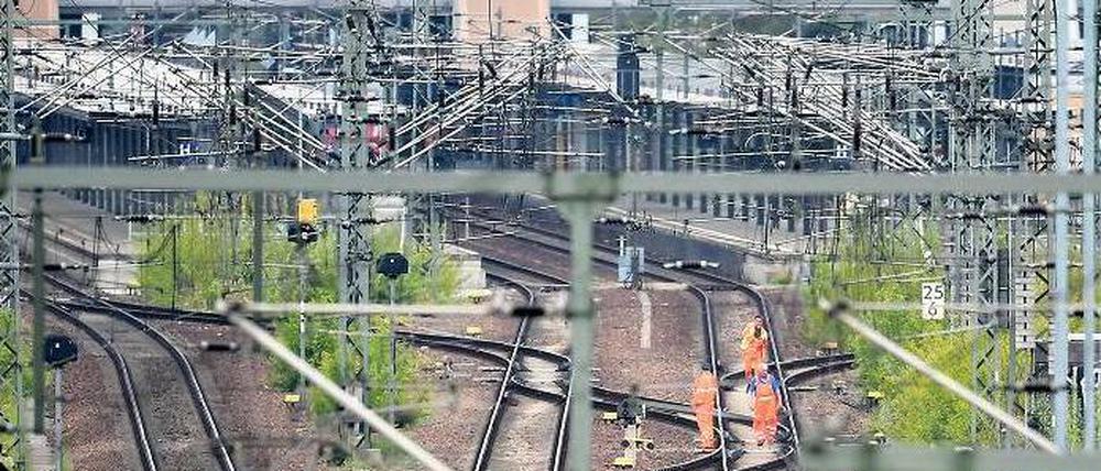 Entspanntes Arbeiten. Bahnarbeiter laufen am Dienstag zwischen den leeren Gleisen am Potsdamer Hauptbahnhof – sie wurden im Lauf des Tages nur selten gestört, denn die Lokführergewerkschaft GDL hat ihre Mitglieder aufgerufen, die Züge bis zum Sonntagmorgen um 9 Uhr stehen zu lassen. Foto: Ralf Hirschberger/dpa