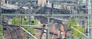 Entspanntes Arbeiten. Bahnarbeiter laufen am Dienstag zwischen den leeren Gleisen am Potsdamer Hauptbahnhof – sie wurden im Lauf des Tages nur selten gestört, denn die Lokführergewerkschaft GDL hat ihre Mitglieder aufgerufen, die Züge bis zum Sonntagmorgen um 9 Uhr stehen zu lassen. Foto: Ralf Hirschberger/dpa