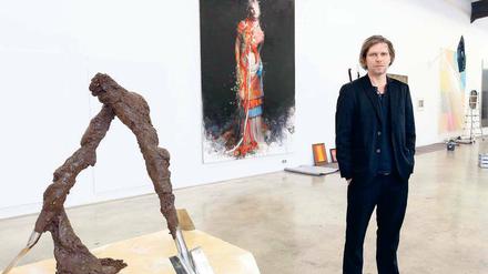 Zu Gast bei uns.Jonas Burgert, geb. 1969, präsentiert in der Gruppenausstellung "Ngorongoro" auf seinem Atelierareal in Weißensee zahlreiche Künstler. Das Bild im Hintergrund stammt von ihm selbst, die Spatenskulptur mit dem Titel "Übergriffige Argumente" von Christian Hoischen.