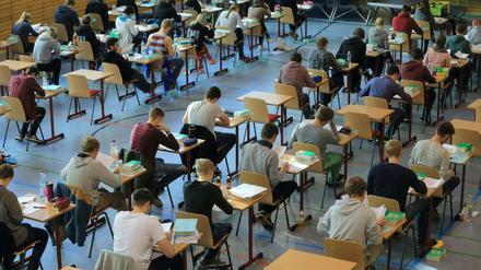 Als wäre so eine Abitur-Prüfung nicht schon anstrengend genug. Jetzt müssen sich die Schüler vor einer ihrer wichtigsten Unterrichtsprüfungen auch noch mehr als intensiv um Mitfahrgelegenheiten kümmern in Brandenburg. 