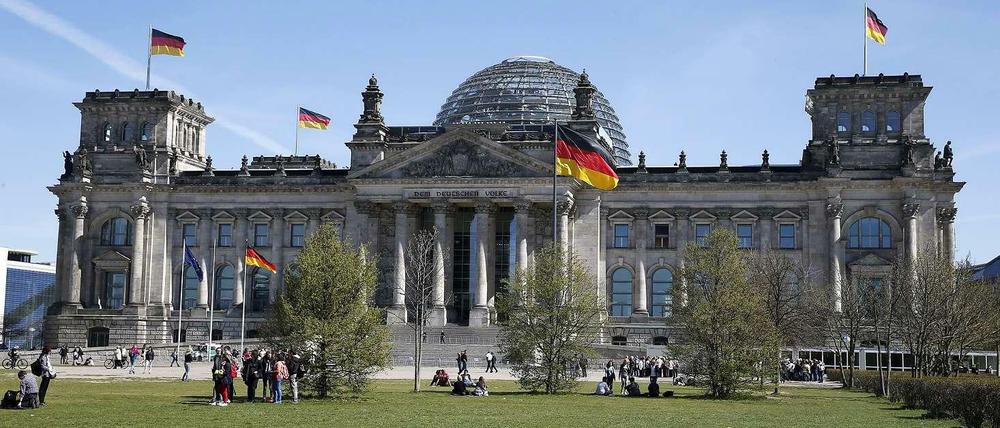 Der Deutsche Bundestag. Rund 100 Wissenschaftler arbeiten für die Abgeordneten.