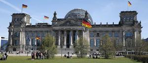 Der Deutsche Bundestag. Rund 100 Wissenschaftler arbeiten für die Abgeordneten.