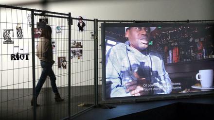 Engagiert. Die Videoinstallation mit dem Asylbewerber Ardin Brwa für „After the Riot II“ (oben). Und eine von Erik van Lieshouts Zeichnungen, „Untitled“, 2015.