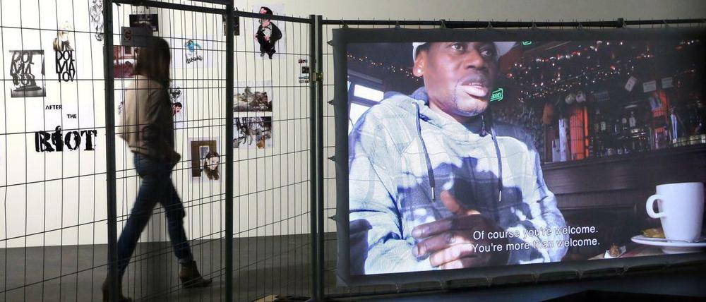 Engagiert. Die Videoinstallation mit dem Asylbewerber Ardin Brwa für „After the Riot II“ (oben). Und eine von Erik van Lieshouts Zeichnungen, „Untitled“, 2015.