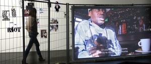 Engagiert. Die Videoinstallation mit dem Asylbewerber Ardin Brwa für „After the Riot II“ (oben). Und eine von Erik van Lieshouts Zeichnungen, „Untitled“, 2015.