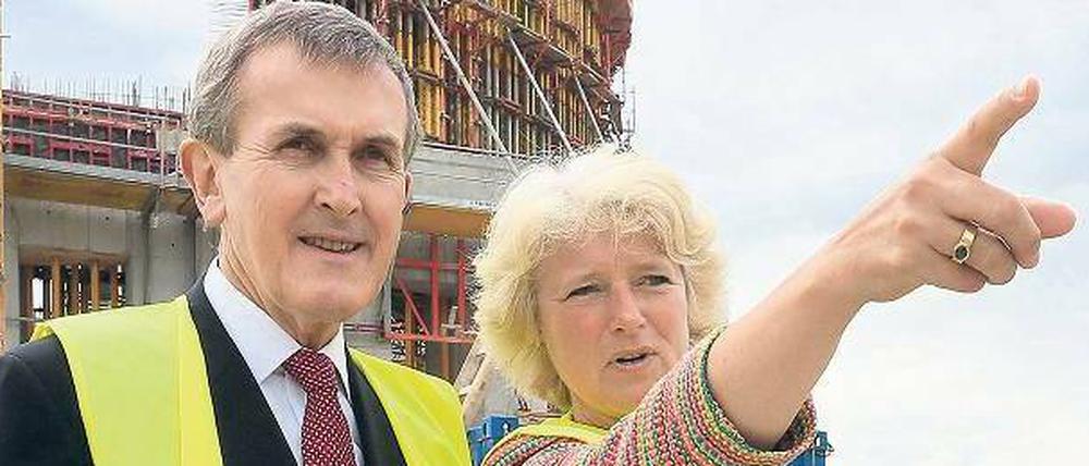 Monika Grütters und Neil MacGregor am Humboldt-Forum.