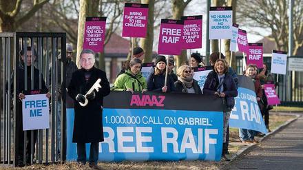 Immer wieder haben Aktivisten, wie hier Anfang März, vor der saudischen Botschaft in Berlin für die Freilassung Badawis demonstriert. 