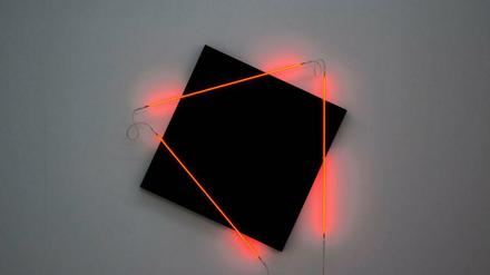 Rosig. Morellets Lichtbild trägt den Titel „Néons 3D: 15°– 90°– 50°“ (2015). 