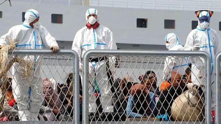 Gerettete Flüchtlinge auf dem italienischen Kriegsschiff "Commandante Foscari".