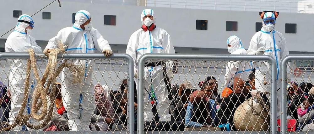 Gerettete Flüchtlinge auf dem italienischen Kriegsschiff "Commandante Foscari".