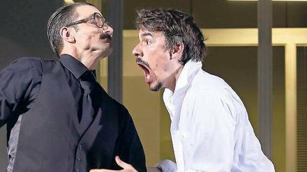 Vitalisierungsmaßnahme. Henning Vogt (Herzog Alba) hilft Alexander Khuon (Don Carlos) in Stephan Kimmigs Inszenierung auf die Sprünge.