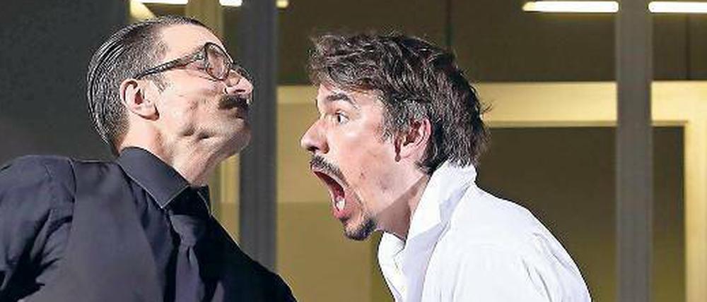 Vitalisierungsmaßnahme. Henning Vogt (Herzog Alba) hilft Alexander Khuon (Don Carlos) in Stephan Kimmigs Inszenierung auf die Sprünge.