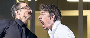 Vitalisierungsmaßnahme. Henning Vogt (Herzog Alba) hilft Alexander Khuon (Don Carlos) in Stephan Kimmigs Inszenierung auf die Sprünge. 