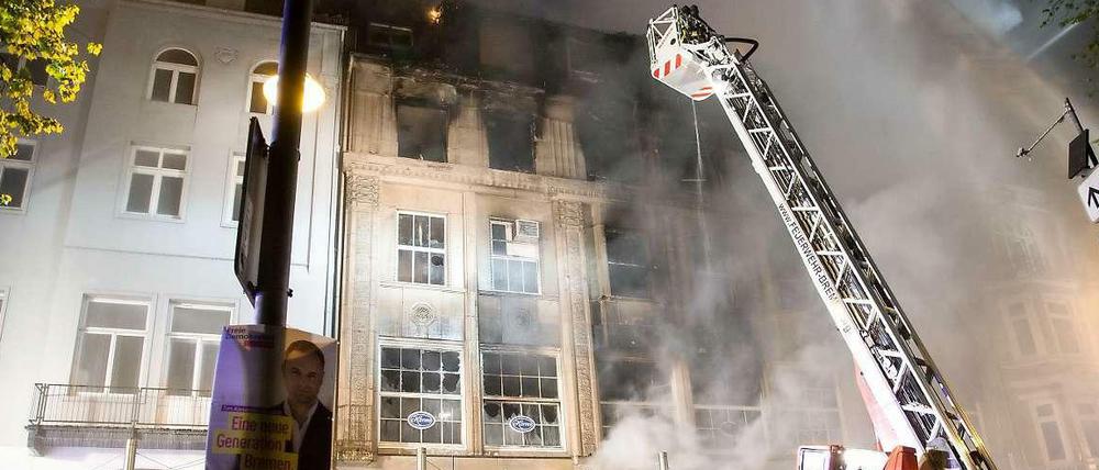 Feuerwehrkräfte löschen am Mittwoch brennende Geschäftshäuser in Bremen. Ein Großbrand von drei Geschäftshäusern hat vermutlich einen Millionenschaden verursacht.