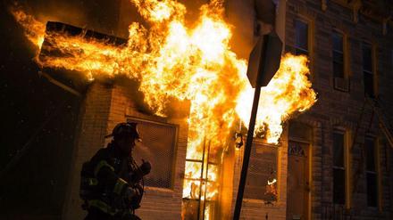 Polizei und Feuerwehr vor einem Gebäude, das während der Proteste anlässlich des Todes von Freddie Gray in Baltimore am 27. April Feuer fing. 
