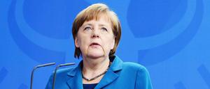 In ungewöhnlich scharfem Ton greifen SPD-Politiker Angela Merkel an und verlangen Aufklärung aus dem Kanzleramt