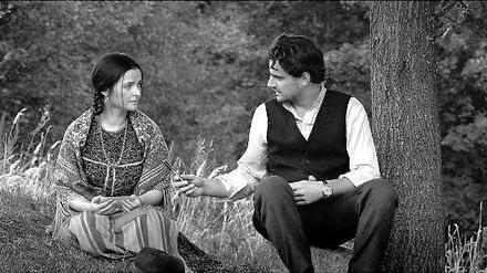 Papusza (Jowita Budnik) bekommt von Jerzy (Antoni Pawlicki) einen Stift geschenkt.