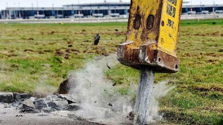 Unter den Augen der Journalistin wurden Löcher in den Beton gebohrt.