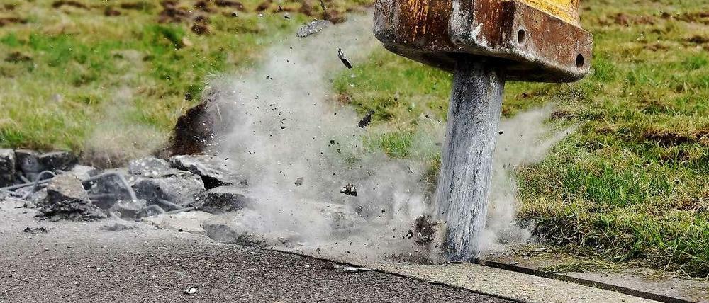 Unter den Augen der Journalistin wurden Löcher in den Beton gebohrt.