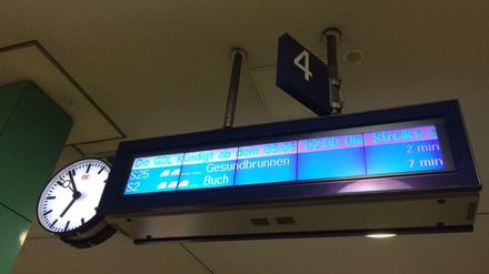 Anzeige im Nord-Süd-Tunnel der Berliner S-Bahn, die vor dem Streik der Lokführergewerkschaft GDL warnt.