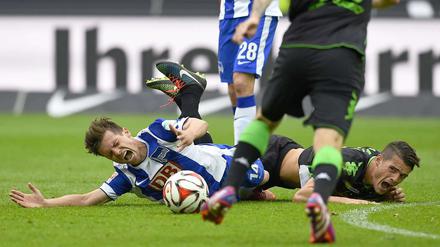Zum Schreien. Valentin Stocker (l.) und Granit Xhaka kuscheln auf dem Rasen des Olympiastadions.