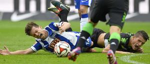 Zum Schreien. Valentin Stocker (l.) und Granit Xhaka kuscheln auf dem Rasen des Olympiastadions.