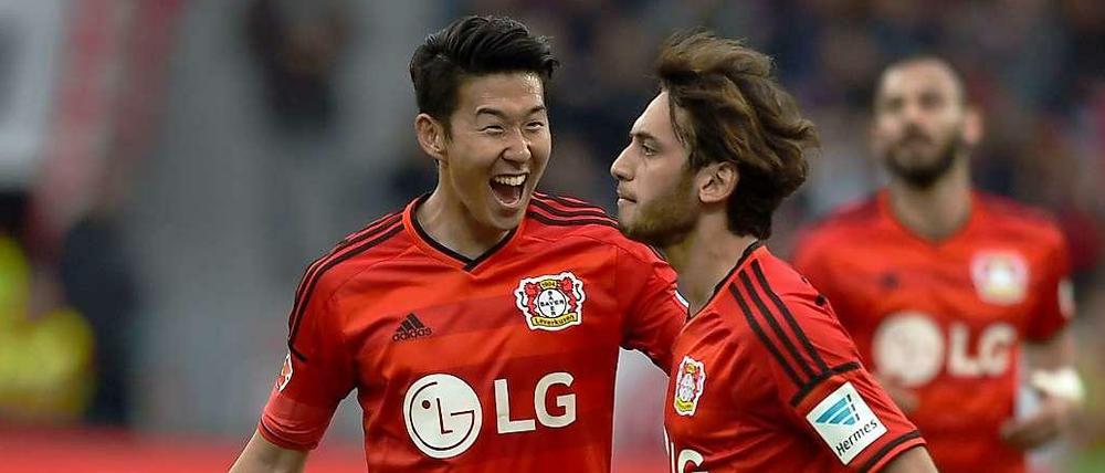 Kunstschütze: Leverkusen Hakan Calhanoglu (r.) trifft erneut per direkt verwandeltem Freistoß.