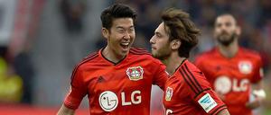 Kunstschütze: Leverkusen Hakan Calhanoglu (r.) trifft erneut per direkt verwandeltem Freistoß.