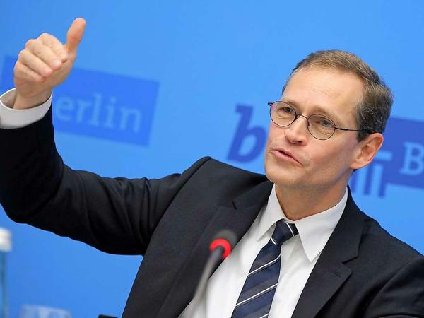 Michael Müller will im Aufsichtsrat nun doch an oberster Stelle stehen - und erntet Lob dafür aus der Wirtschaft.