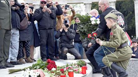 Mitglieder der "Nachtwölfe" legen am 2. Mai 2015 am Heldendenkmal der Sowjetarmee in Wien Blumen nieder.