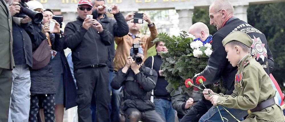 Mitglieder der "Nachtwölfe" legen am 2. Mai 2015 am Heldendenkmal der Sowjetarmee in Wien Blumen nieder.