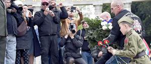 Mitglieder der "Nachtwölfe" legen am 2. Mai 2015 am Heldendenkmal der Sowjetarmee in Wien Blumen nieder.