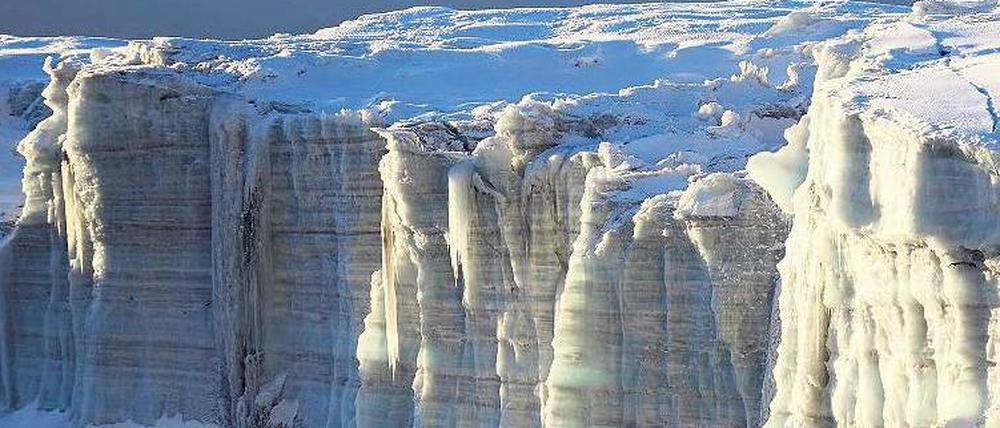 Eisige Kappe. Auf dem Kilimandscharo befindet sich ein Gletscher. In den vergangenen Jahrtausenden ist er offenbar mehrfach vollständig abgeschmolzen. 