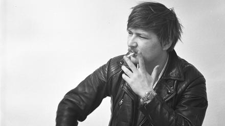 Berserker, Bürgerschreck, Enfant terrible des deutschen Films: und immer mit Lederjacke und Zigarette. Eins der ikonischen Bilder von Rainer Werner Fassbinder.