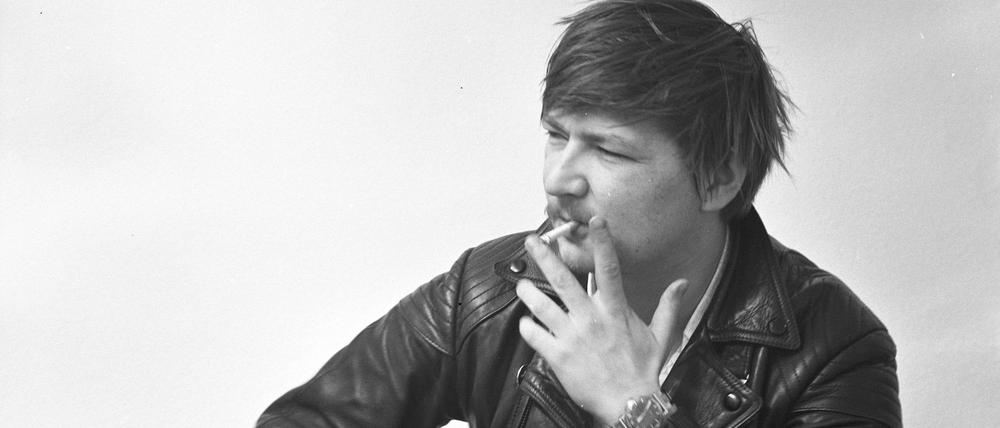 Berserker, Bürgerschreck, Enfant terrible des deutschen Films: und immer mit Lederjacke und Zigarette. Eins der ikonischen Bilder von Rainer Werner Fassbinder.