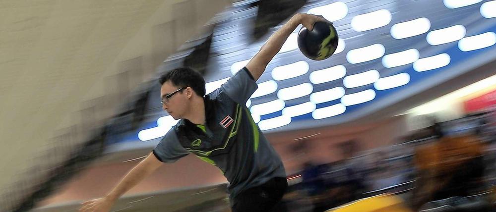 Ein Bowler in Aktion. Das Bowling entstand aus dem europäischen Kegeln.