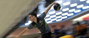 Ein Bowler in Aktion. Das Bowling entstand aus dem europäischen Kegeln.