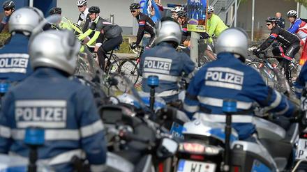 Einige Radler starteten trotzdem und wurden von der Polizei begleitet.