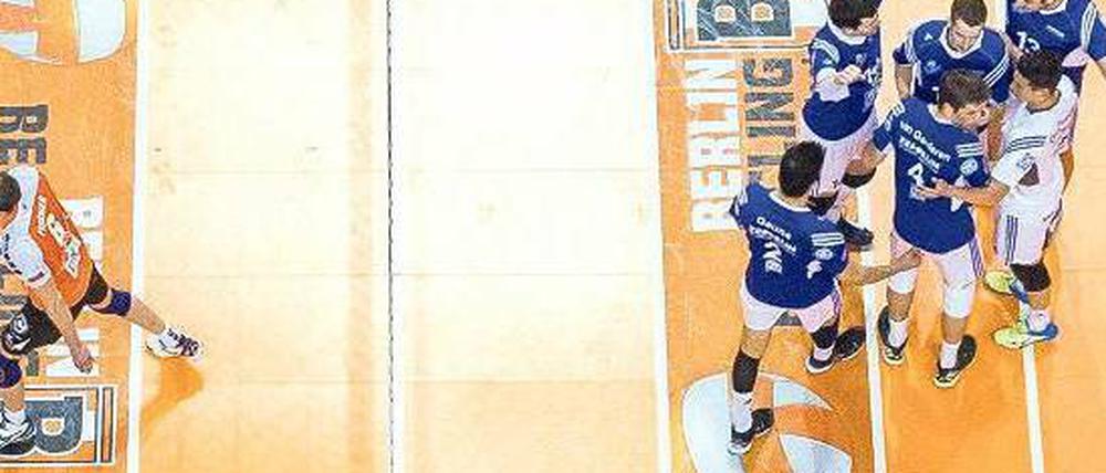 Am Sonntag geht es weiter. Die Spieler aus Friedrichshafen (rechts) haben mehr Freude daran als Berlins Felix Fischer.