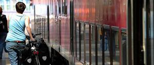 Wer sein Rad liebt... Untersagt ist es nicht, sich mit dem Fahrrad in die derzeit überfüllten Züge zu quetschen.