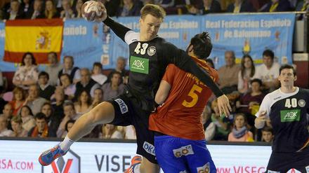 Kaum ein Durchkommen. Niclas Pieczkowski verliert mit Deutschland deutlich in Spanien.