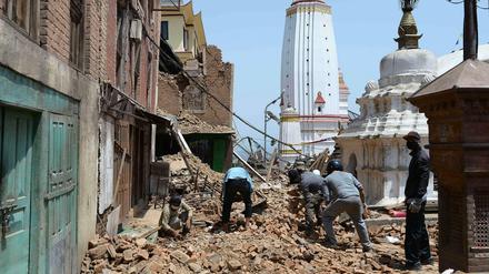 Menschen arbeiten am Mittwoch in den Ruinen von Swayambhu, einer buddhistischen Stupa in Kathmandu, Nepal. Der Tempel aus dem fünften Jahrhundert wurde durch das Erdbeben schwer beschädigt. 