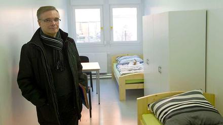 Immer mehr Flüchtlinge, immer mehr Fragen. Der Chef des zuständigen Landesamtes Franz Allert muss sich neuer Vorwürfe erwehren.