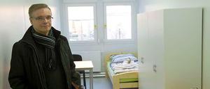 Immer mehr Flüchtlinge, immer mehr Fragen. Der Chef des zuständigen Landesamtes Franz Allert muss sich neuer Vorwürfe erwehren.