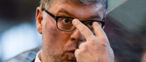 Pat Cortina versucht, den Durchblick zu behalten.