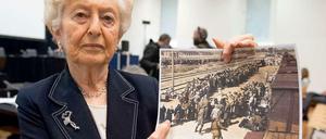 Die Auschwitz-Überlebende Irene Weiss steht am 07.05.2015 im Gerichtssaal in Lüneburg und hält ein altes, nachkoloriertes Fotos in Händen. Dabei zeigt sie auf sich selbst - damals als junges Mädchen im Konzentrationslager - an der Rampe in Auschwitz.