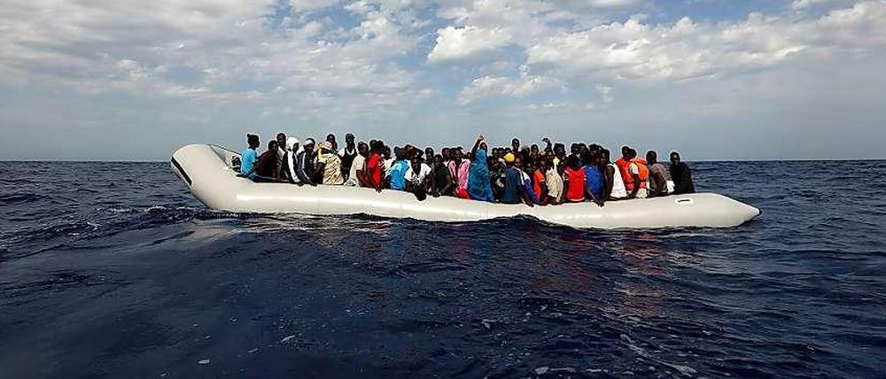 Schleuserbanden machen sich das Chaos in Libyen zunutze, um Tausende Flüchtlinge auf das Meer zu schicken.